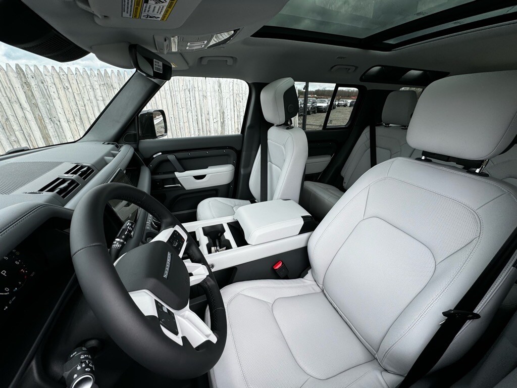2025 Land Rover Defender 110 S photo 4