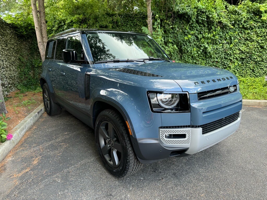 2025 Land Rover Defender 110 S photo 2