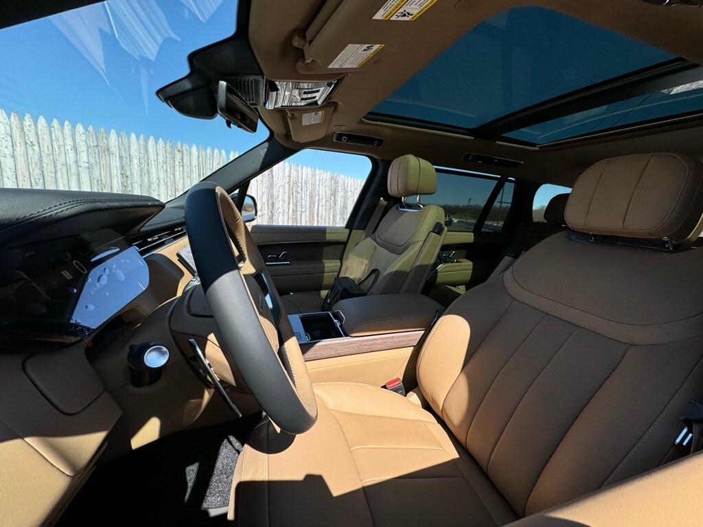 2025 Land Rover Range Rover SE photo 4