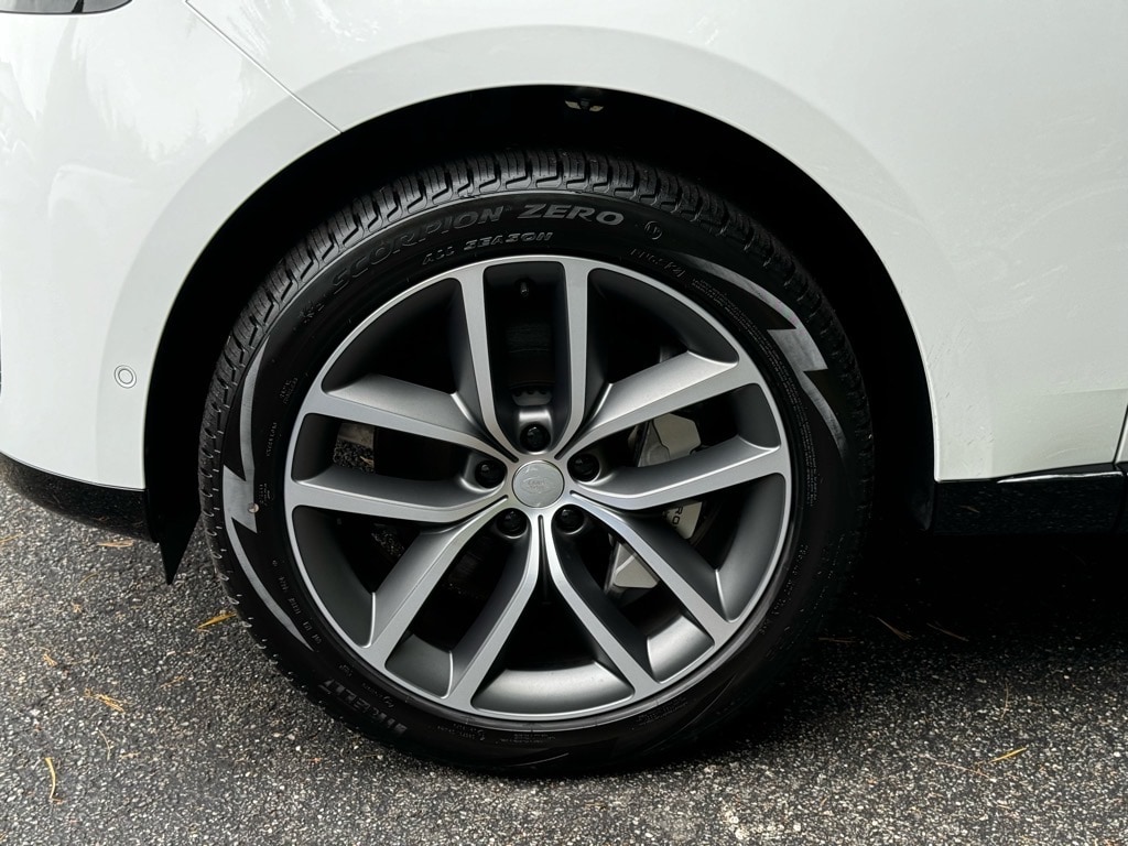 New 2025 Land Rover Range Rover SE SUV