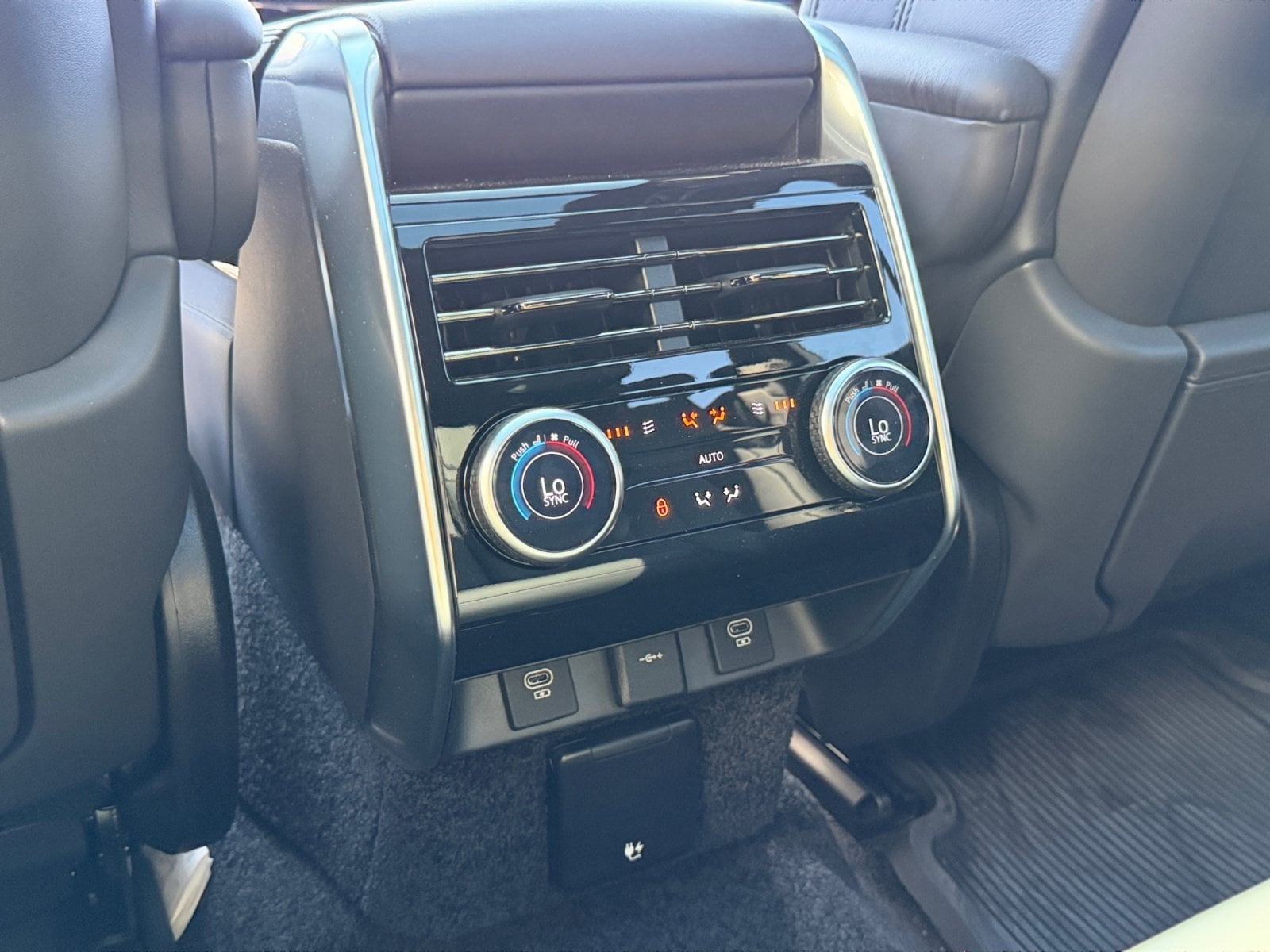 2025 Land Rover Range Rover SE - Photo 17