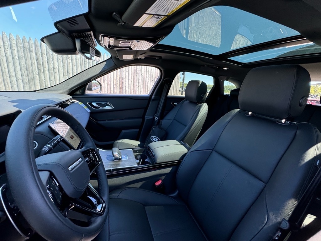 2026 Land Rover Range Rover Velar P400 Dynamic SE photo 4