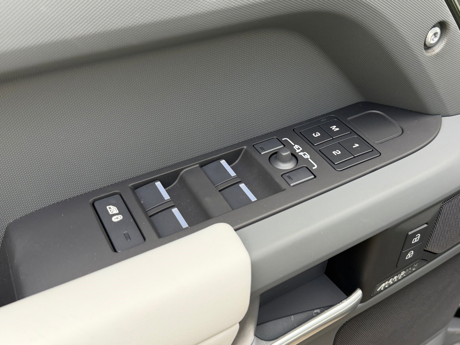2026 Land Rover Defender X-Dynamic SE - Photo 13