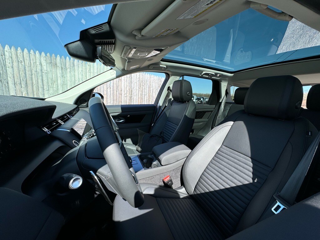 2025 Land Rover Discovery Sport S photo 4