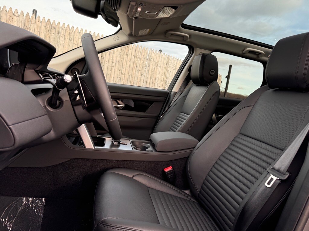 2025 Land Rover Discovery Sport S photo 3