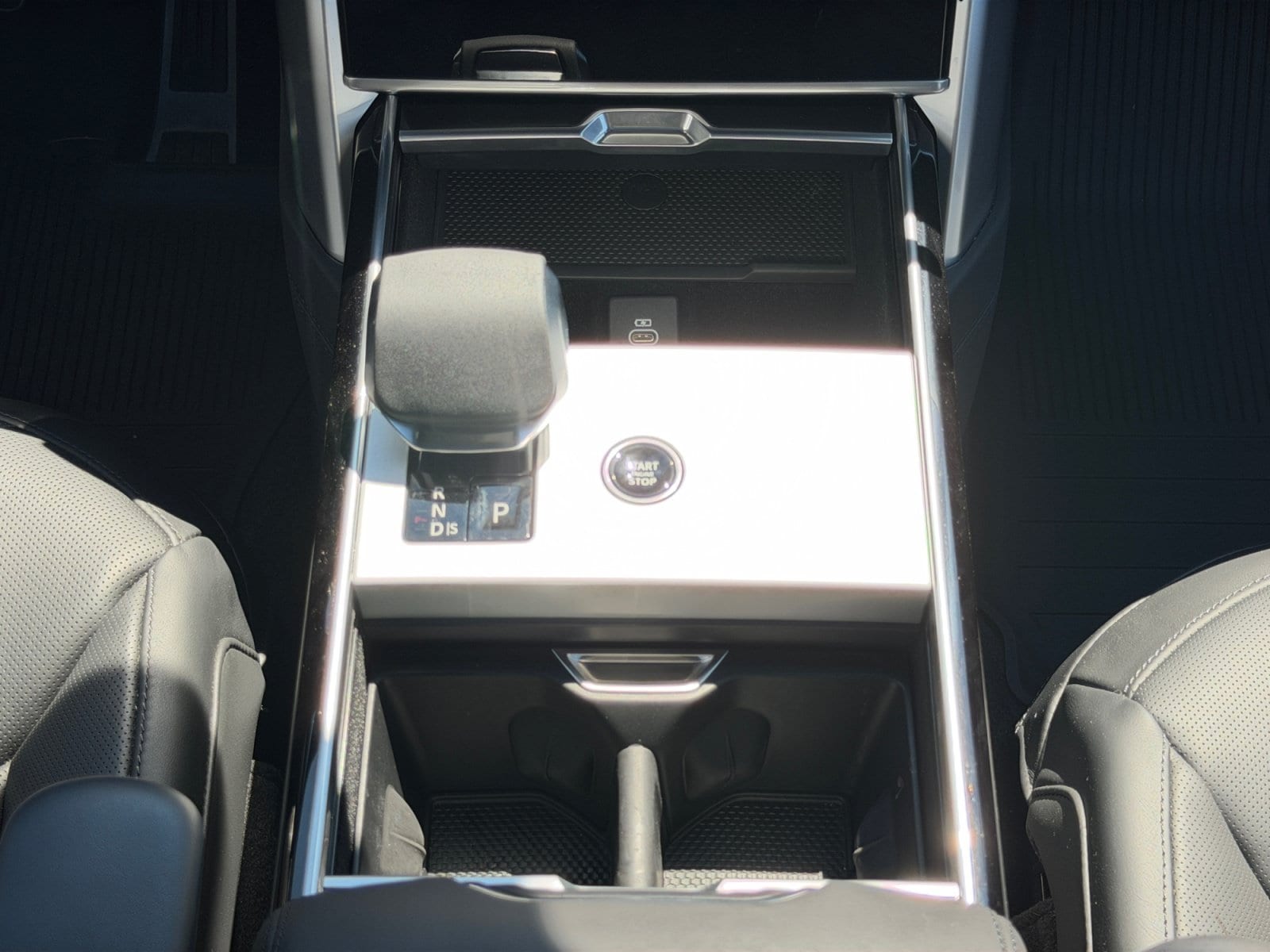 2025 Land Rover Range Rover SE - Photo 14