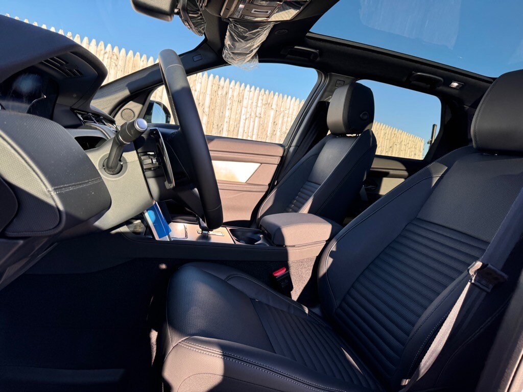 2025 Land Rover Discovery Sport Dynamic SE photo 4