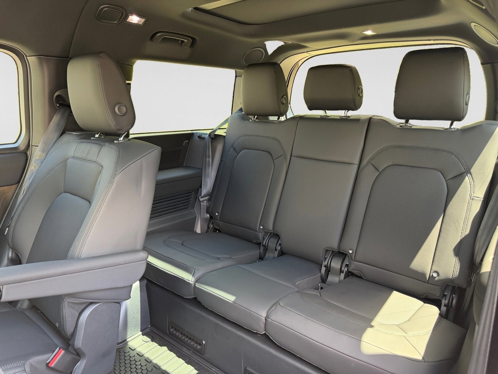 2026 Land Rover Defender X-Dynamic SE - Photo 26
