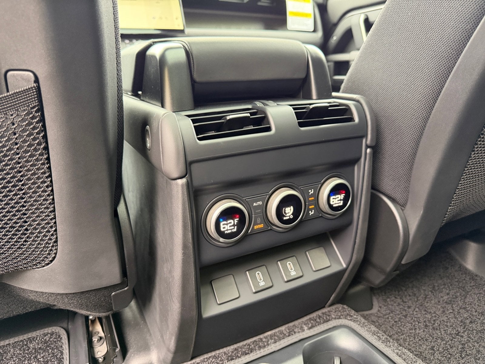 2026 Land Rover Defender V8 - Photo 18
