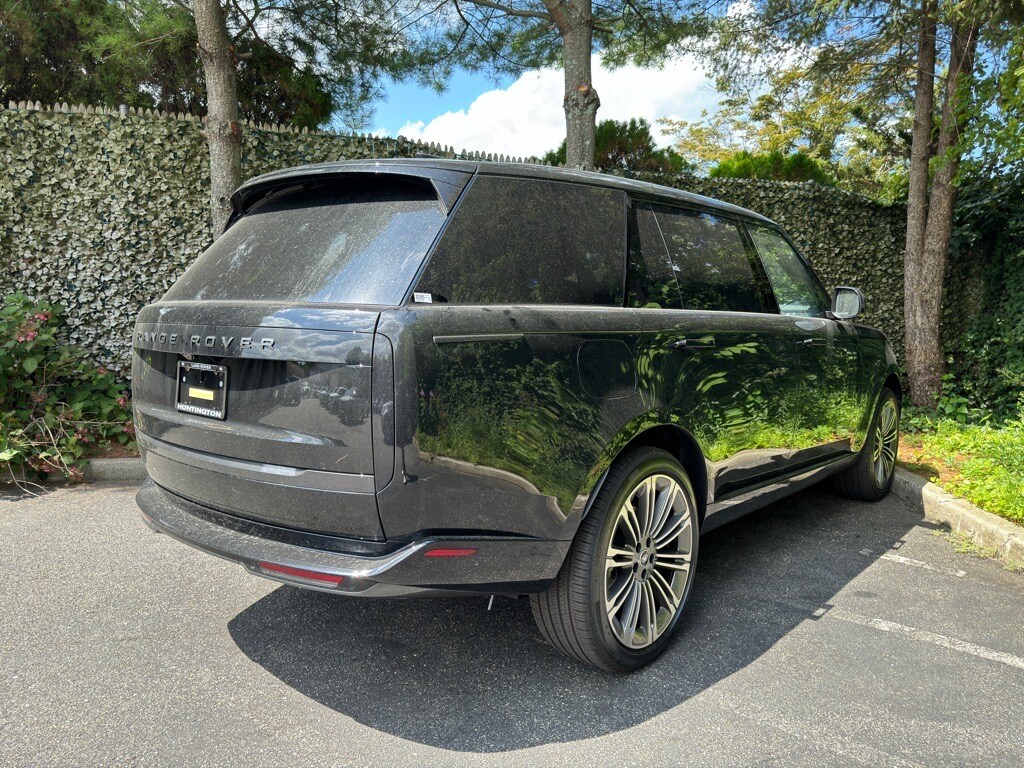 2025 Land Rover Range Rover SE photo 3