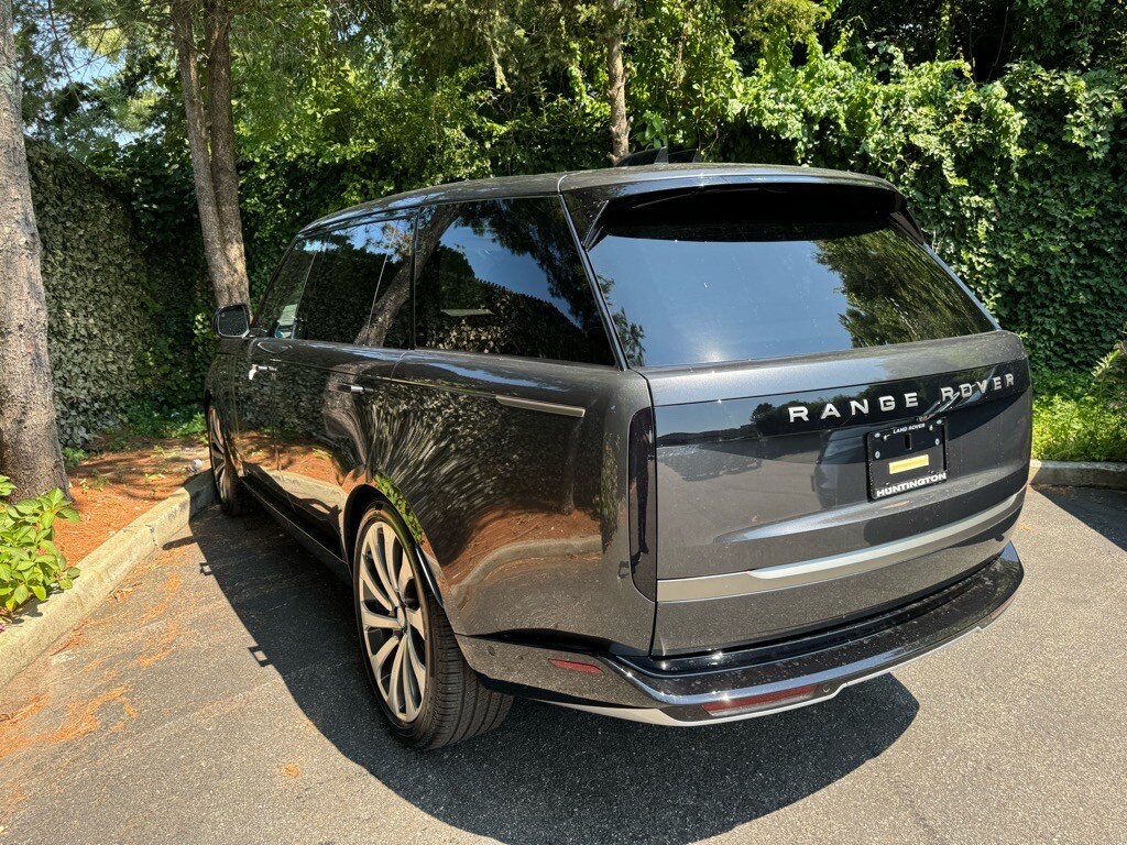 2025 Land Rover Range Rover SE photo 3