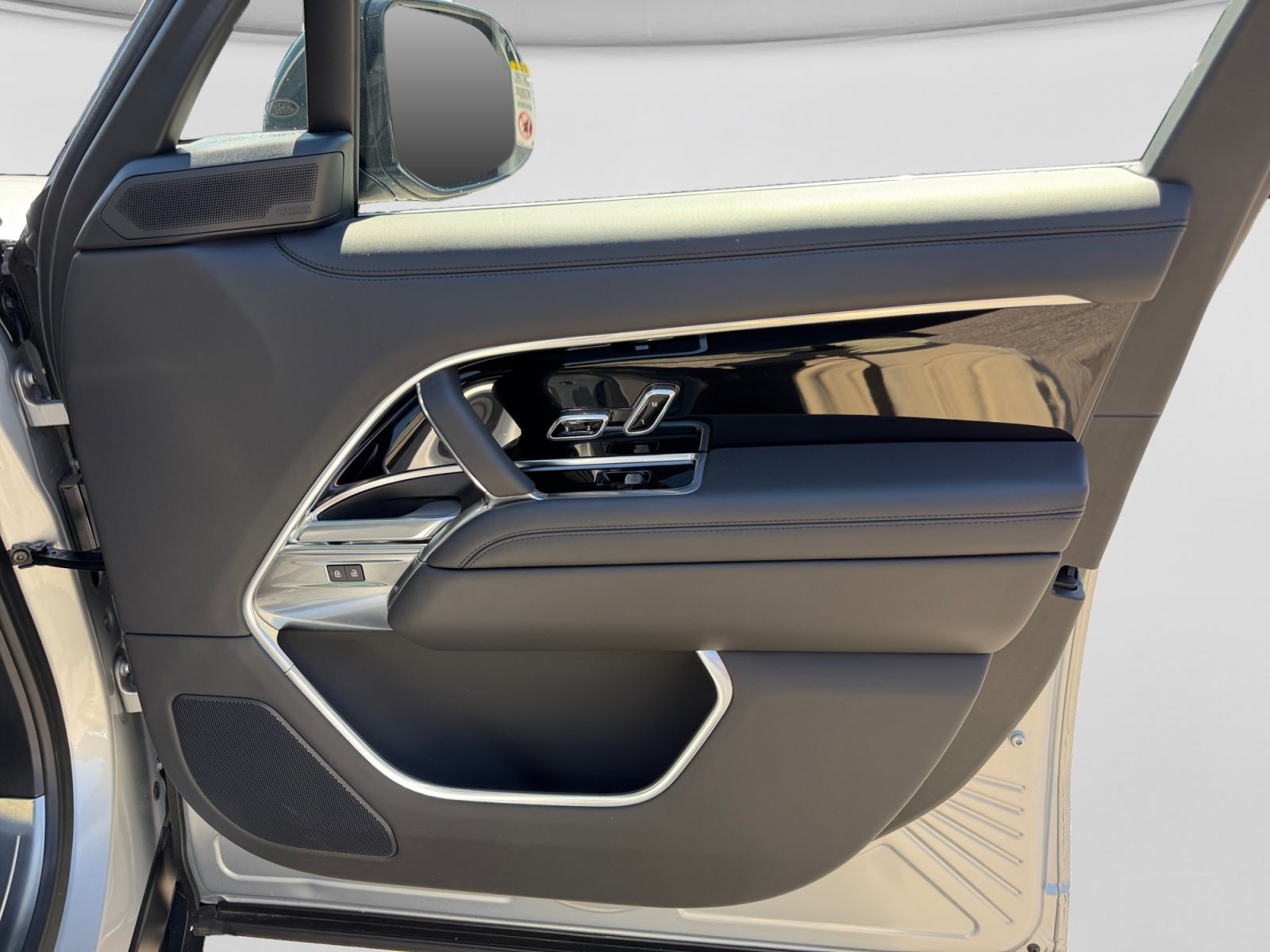 2025 Land Rover Range Rover SE - Photo 23