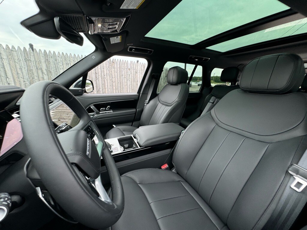 2025 Land Rover Range Rover SE photo 4