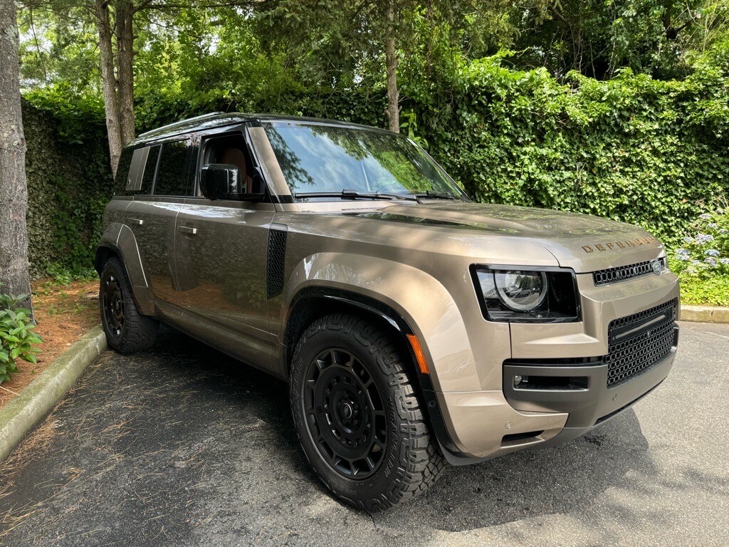 2025 Land Rover Defender 110 photo 2