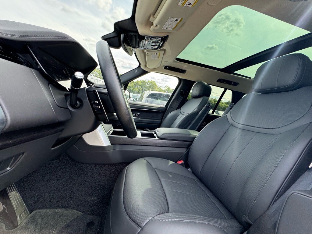 2025 Land Rover Range Rover SE photo 4