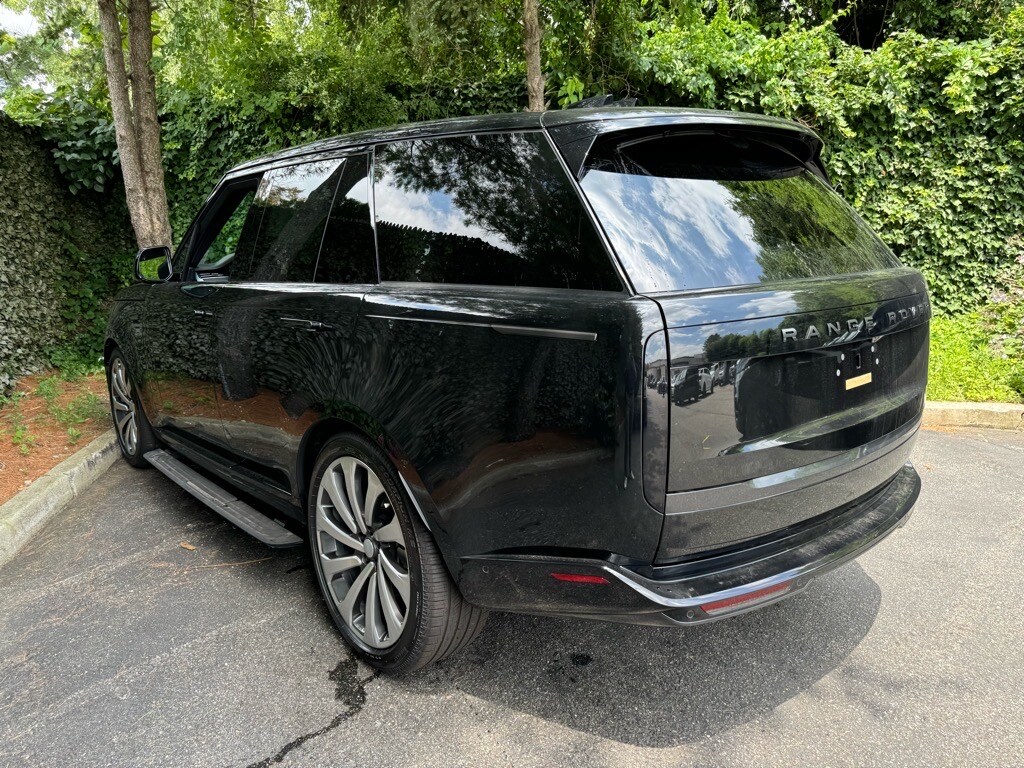 2025 Land Rover Range Rover SE photo 3