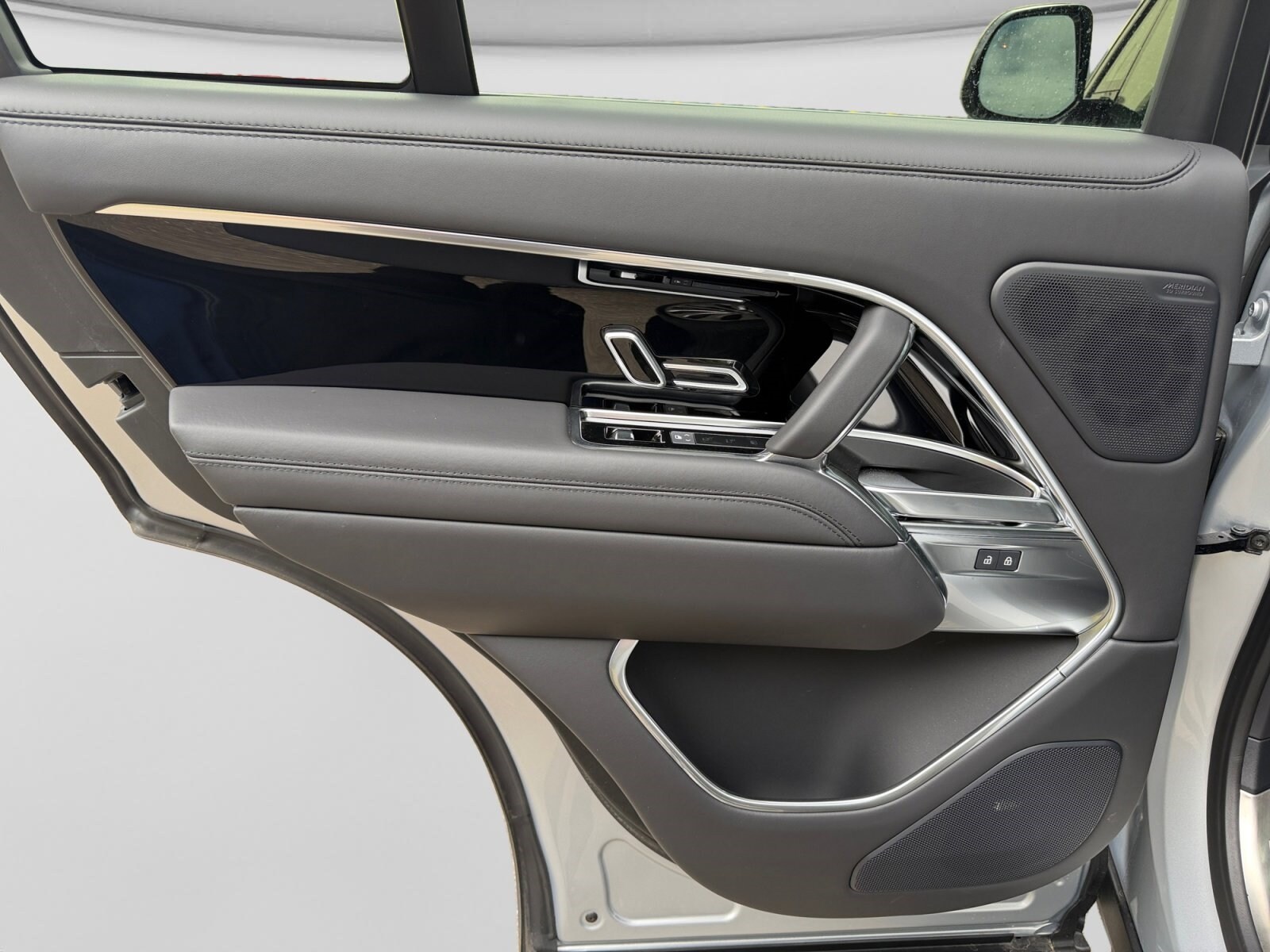 2025 Land Rover Range Rover SE - Photo 17