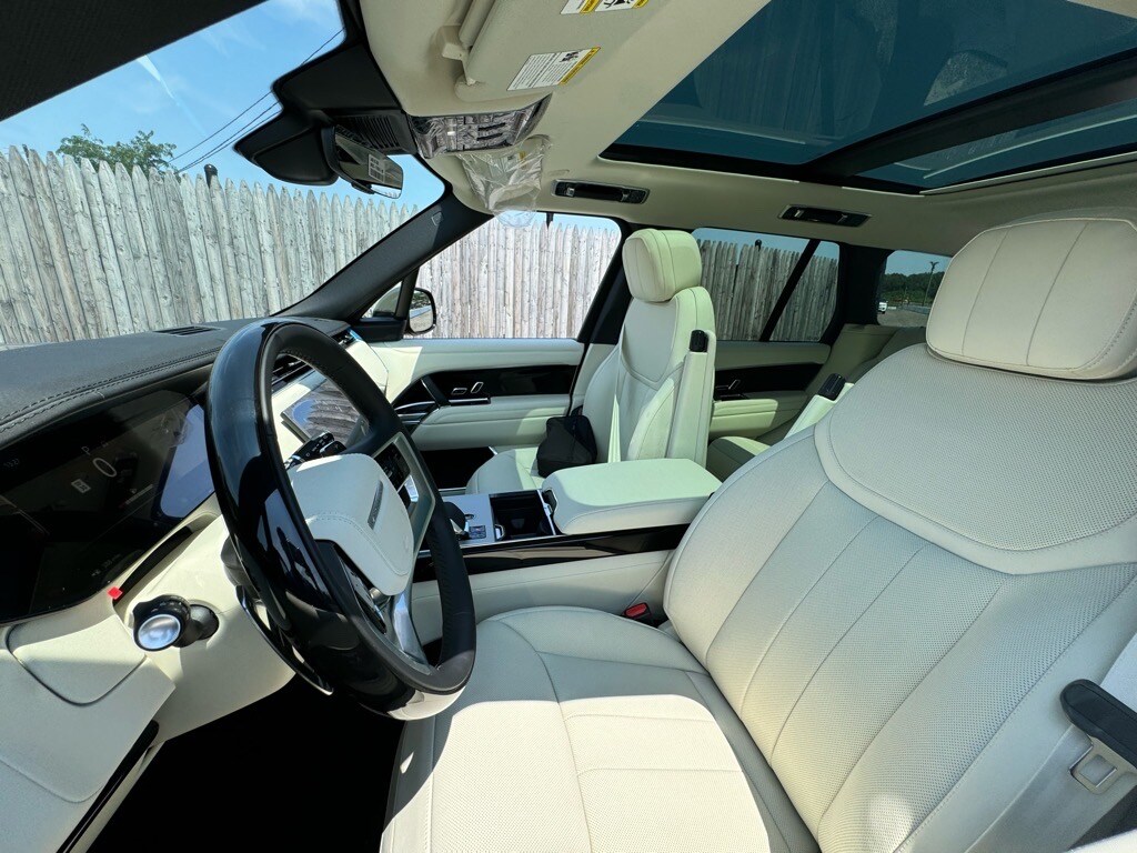 2025 Land Rover Range Rover SE photo 3