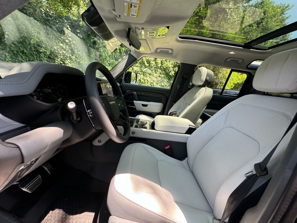 2025 Land Rover Defender 110 V8 photo 4