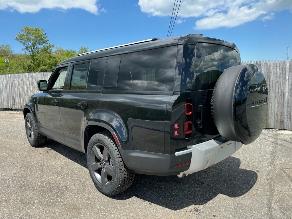 2025 Land Rover Defender S photo 2