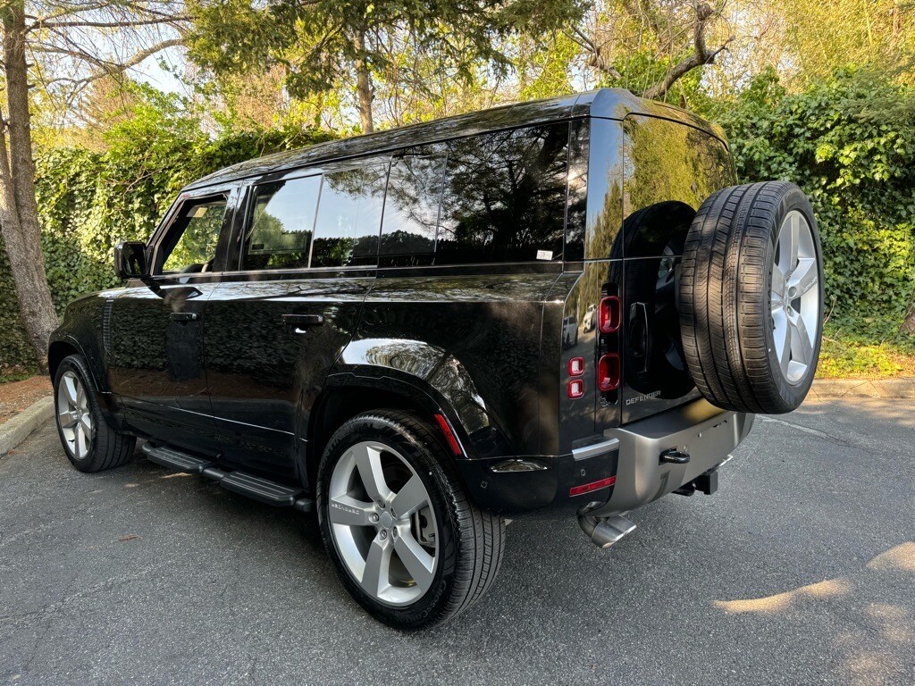 2025 Land Rover Defender 110 X-Dynamic SE photo 3