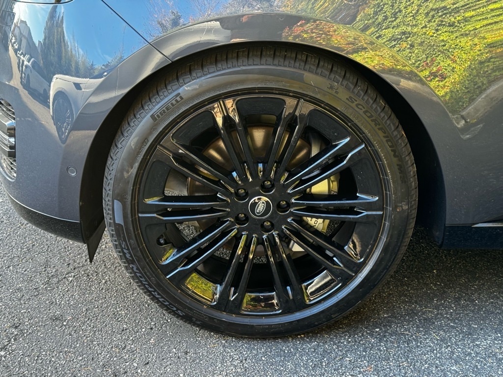 New 2025 Land Rover Range Rover SE SUV