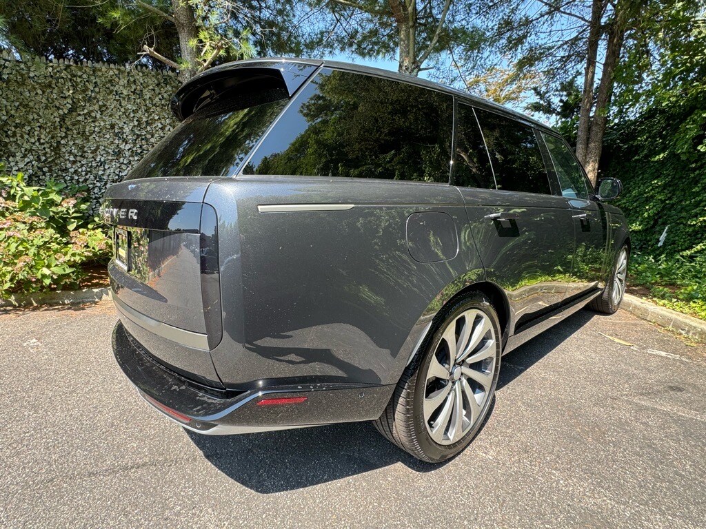2025 Land Rover Range Rover SE photo 4
