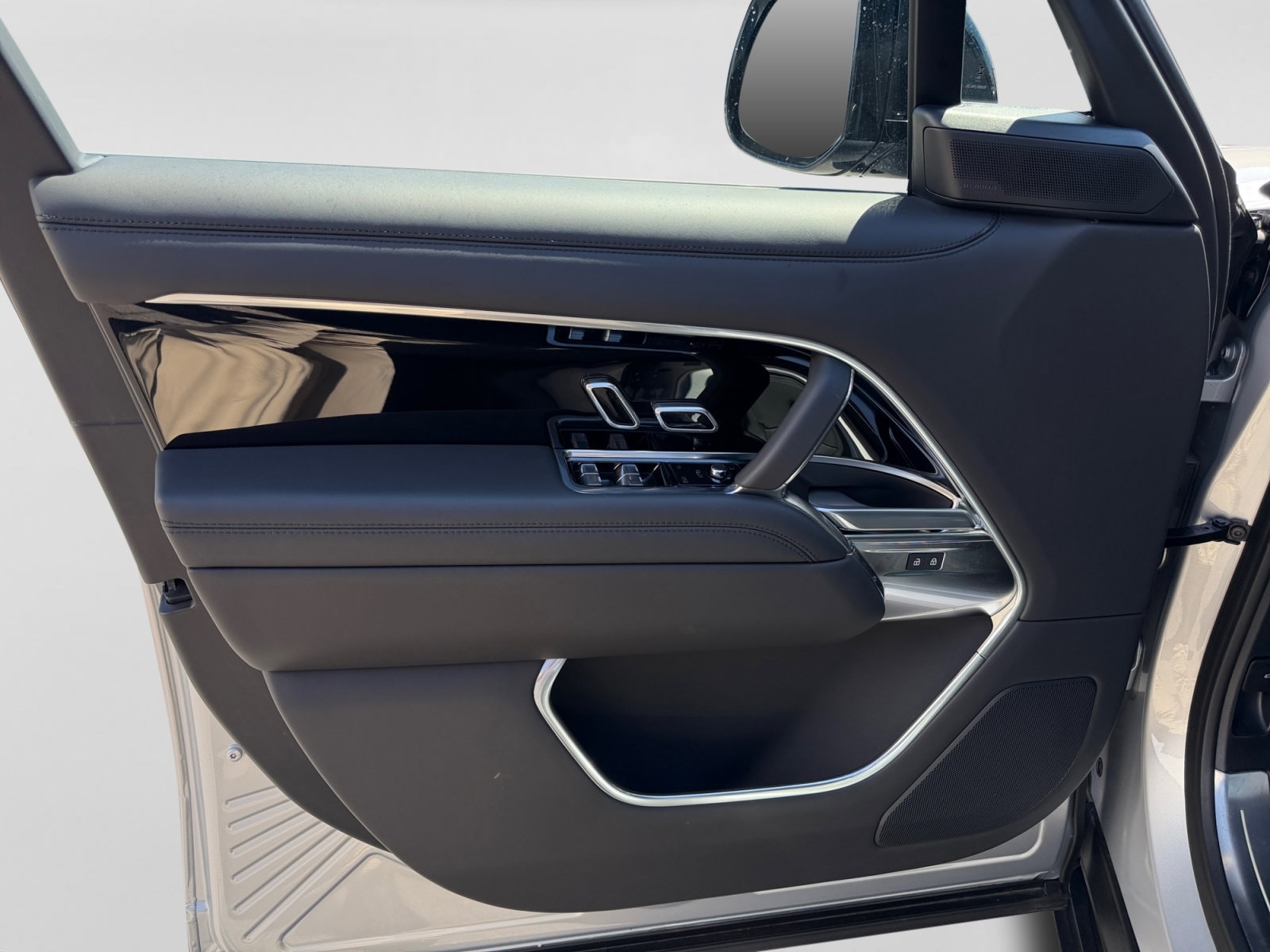 2025 Land Rover Range Rover SE - Photo 11
