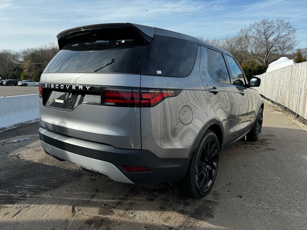 2025 Land Rover Discovery S photo 3
