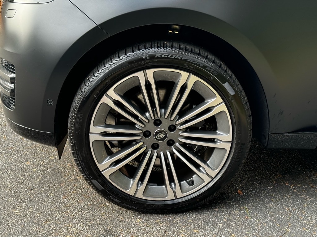 New 2025 Land Rover Range Rover SE SUV