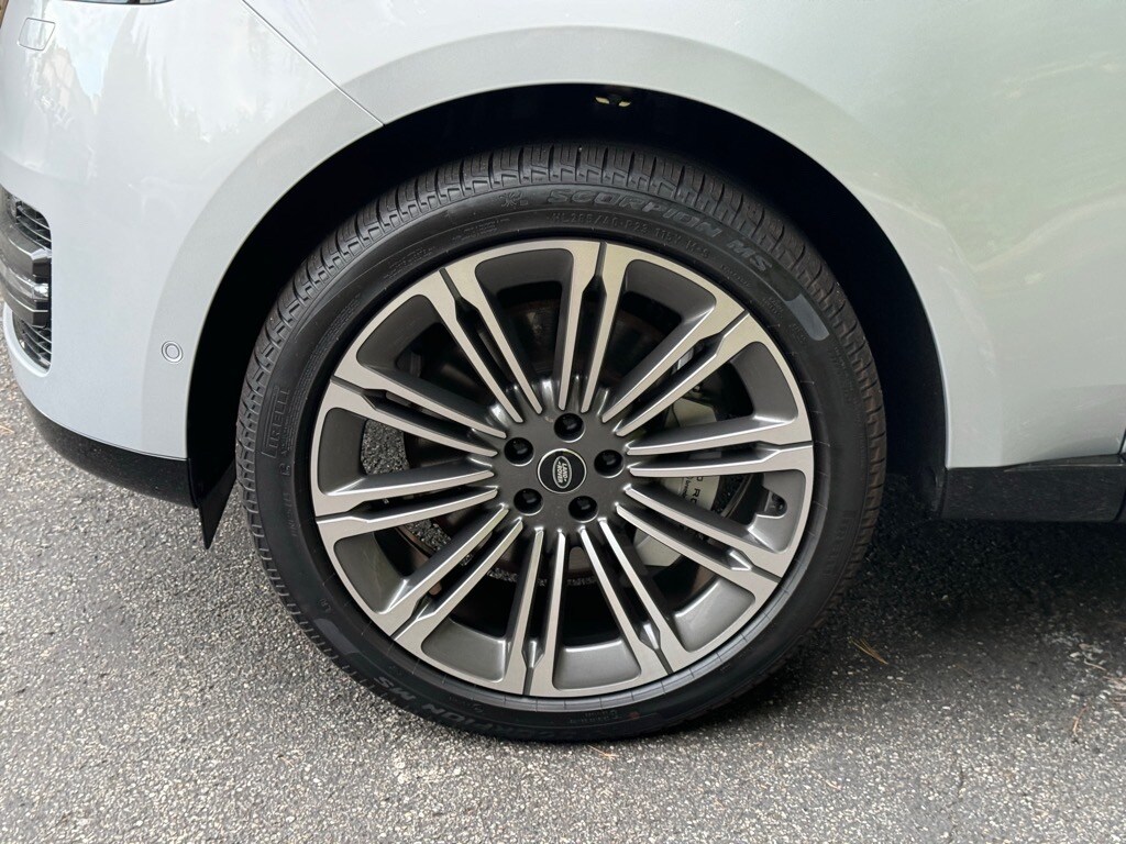 2025 Land Rover Range Rover SE photo 4