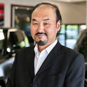 Staff member Joo Son from ID_bd87acc2d449