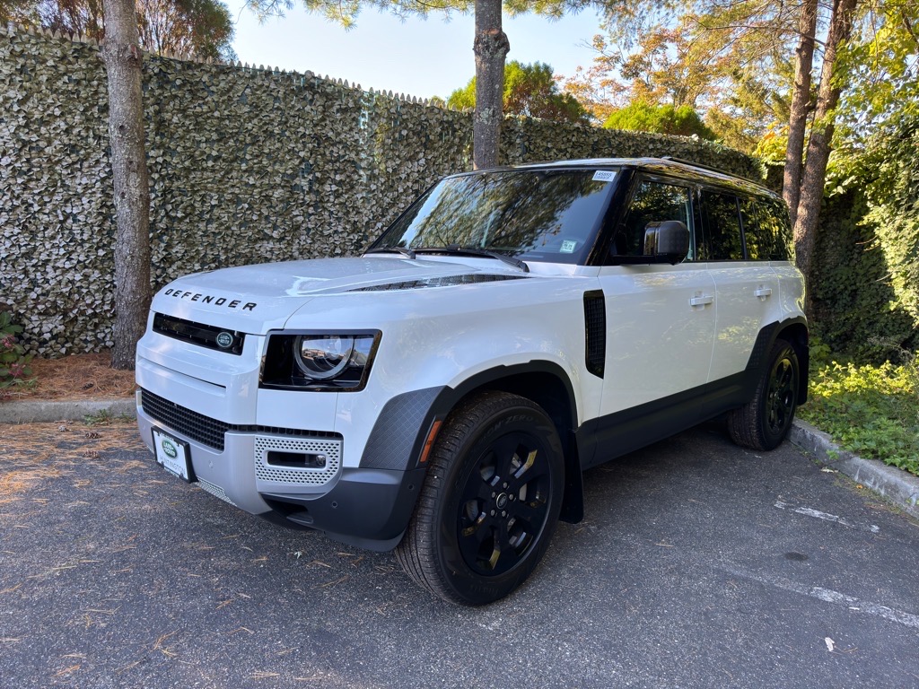 2025 Land Rover Defender S's photo