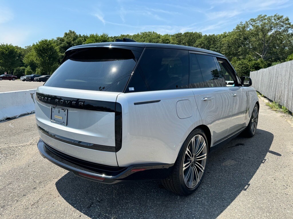 2025 Land Rover Range Rover SE photo 3