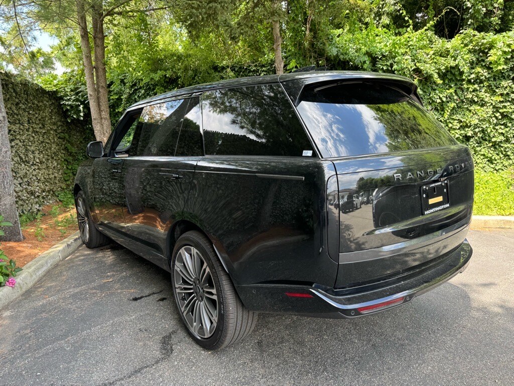 2025 Land Rover Range Rover SE photo 3