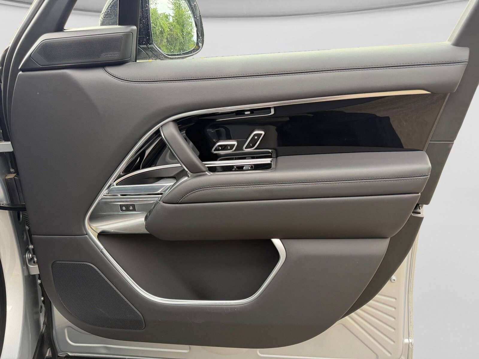 2025 Land Rover Range Rover SE - Photo 24