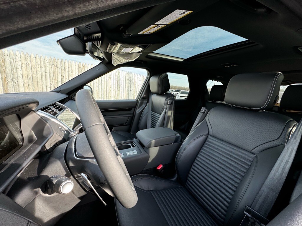 2025 Land Rover Discovery S photo 4