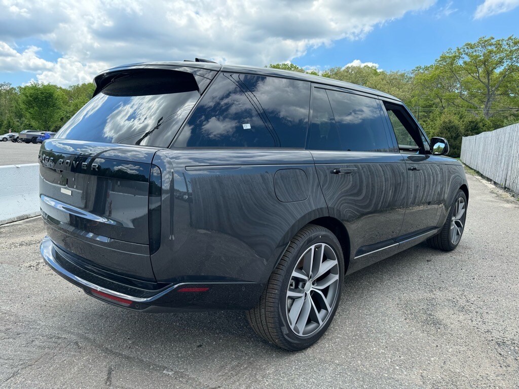 2025 Land Rover Range Rover SE photo 3