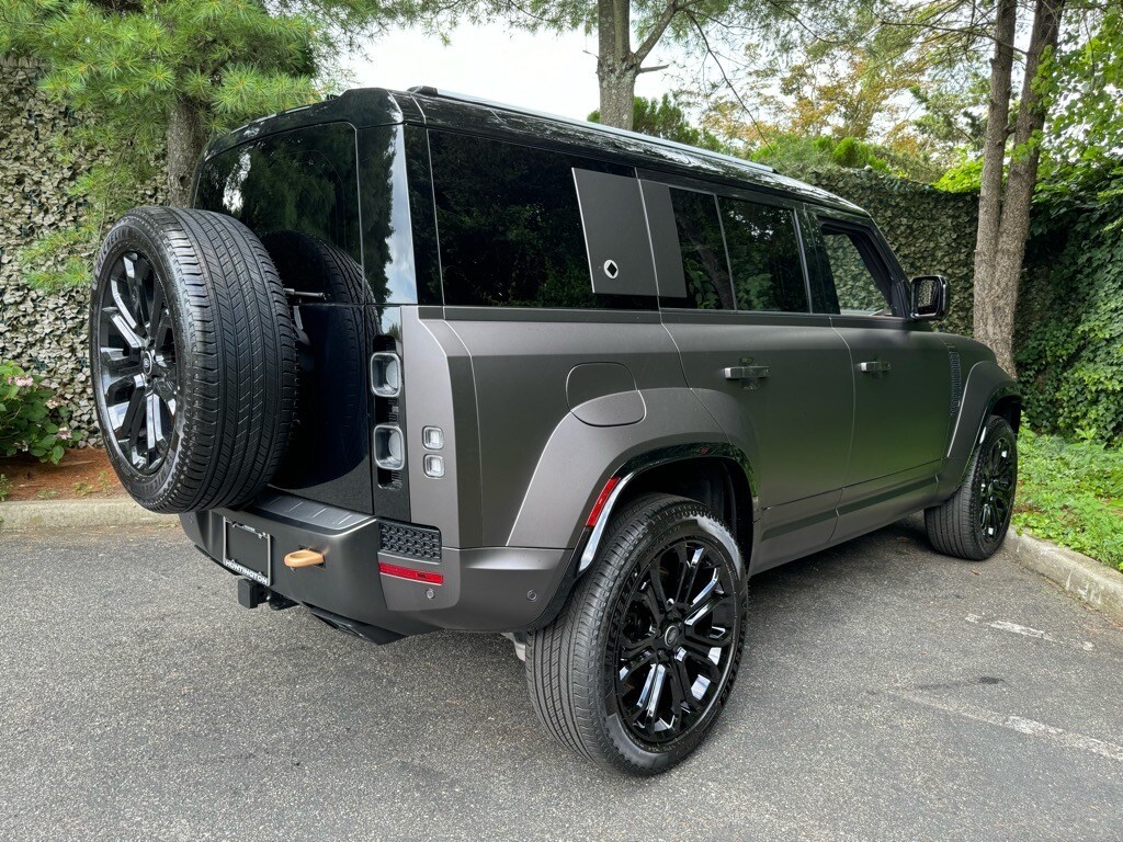 2025 Land Rover Defender 110 photo 4