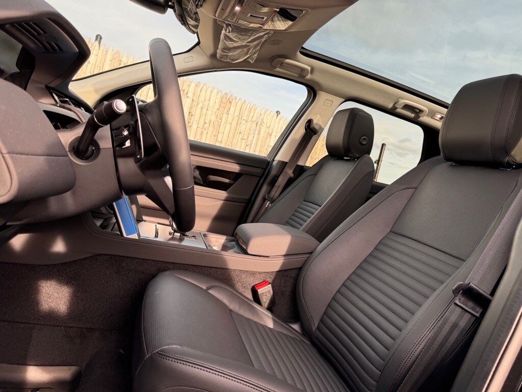 2025 Land Rover Discovery Sport S photo 4