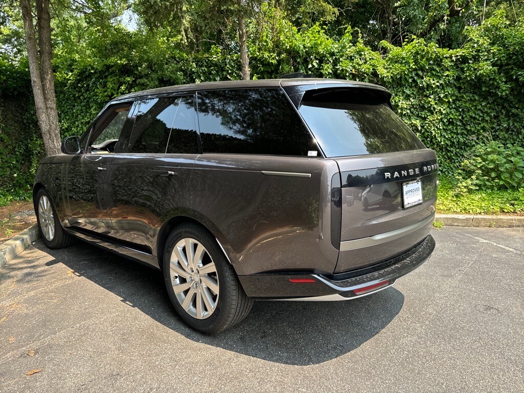 2023 Land Rover Range Rover SE photo 4
