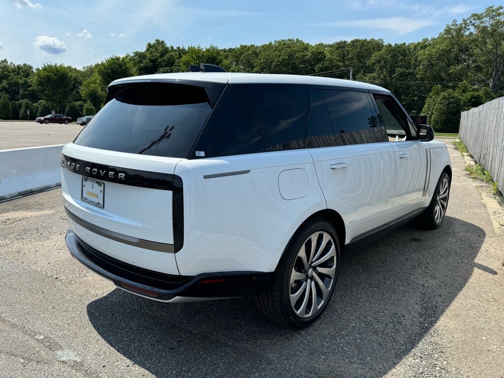 2025 Land Rover Range Rover SE photo 3