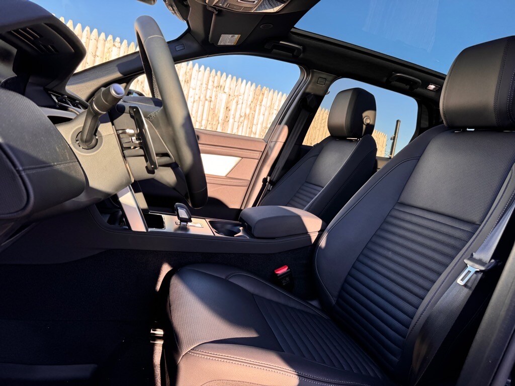 2025 Land Rover Discovery Sport Dynamic SE photo 4