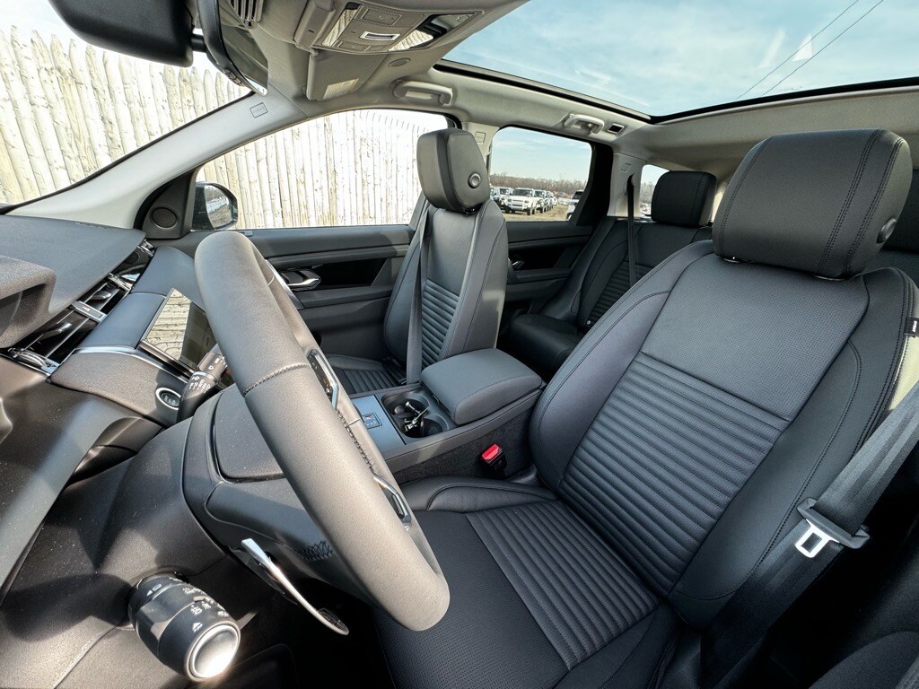 2025 Land Rover Discovery Sport S photo 4