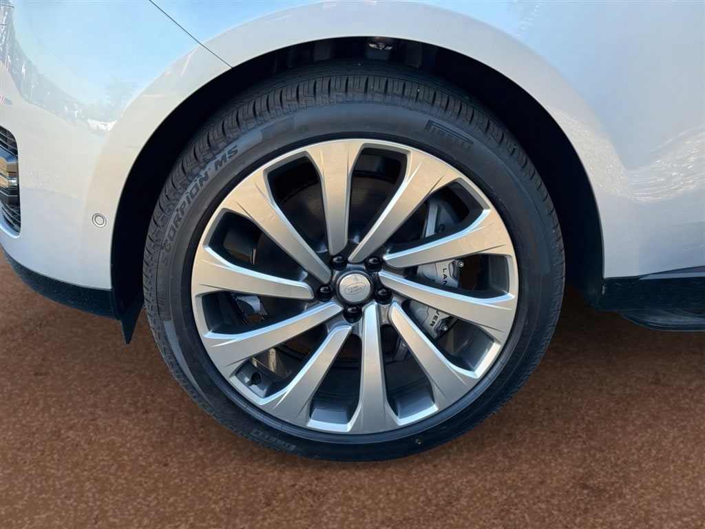 New 2025 Land Rover Range Rover SE SUV