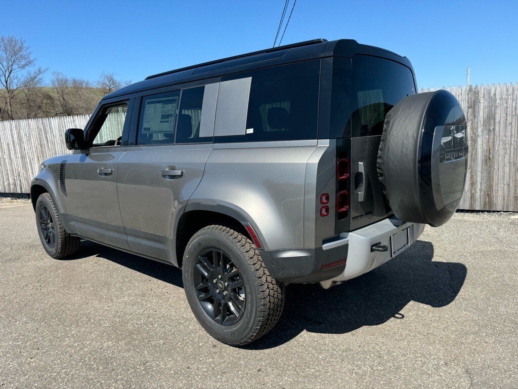 2025 Land Rover Defender 110 S photo 2