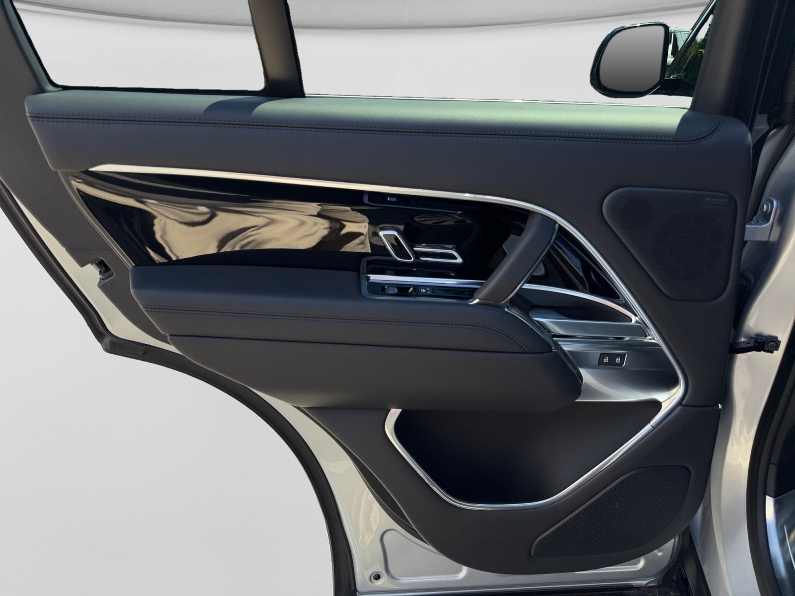 2025 Land Rover Range Rover SE - Photo 16