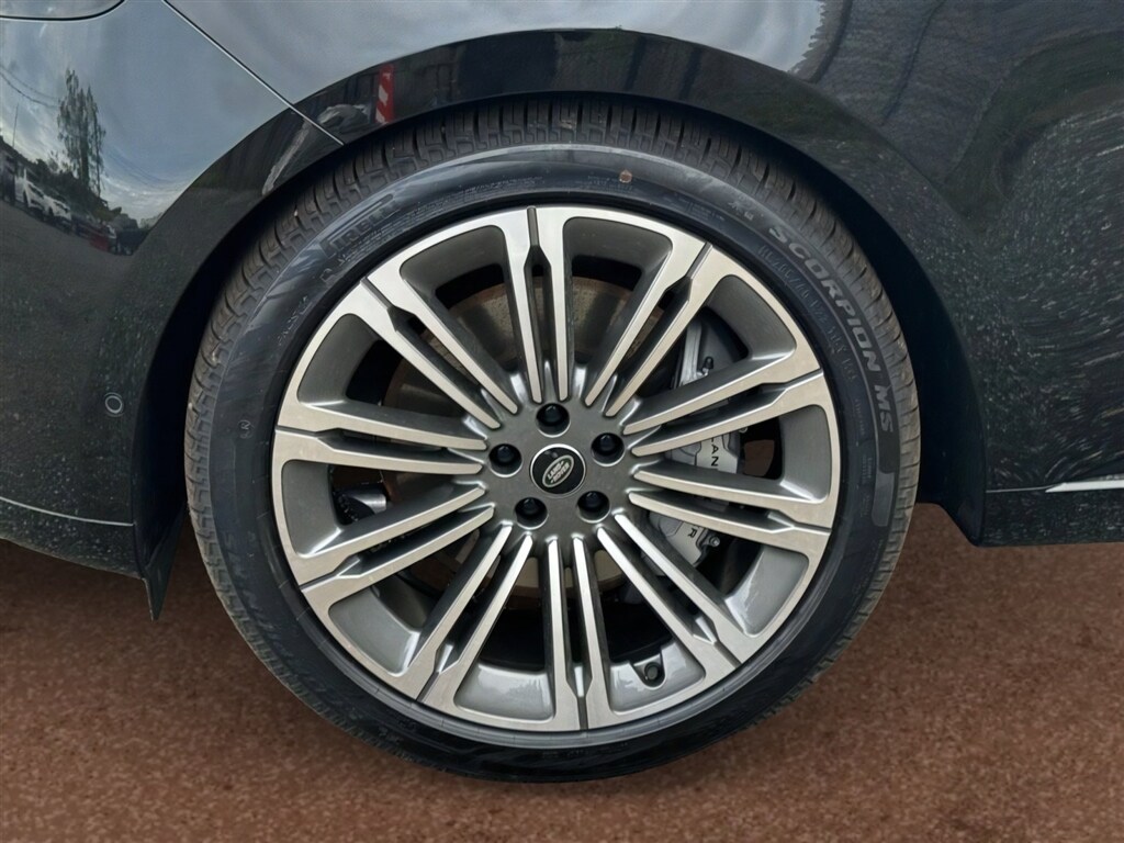 New 2025 Land Rover Range Rover SE 7-Seats SUV