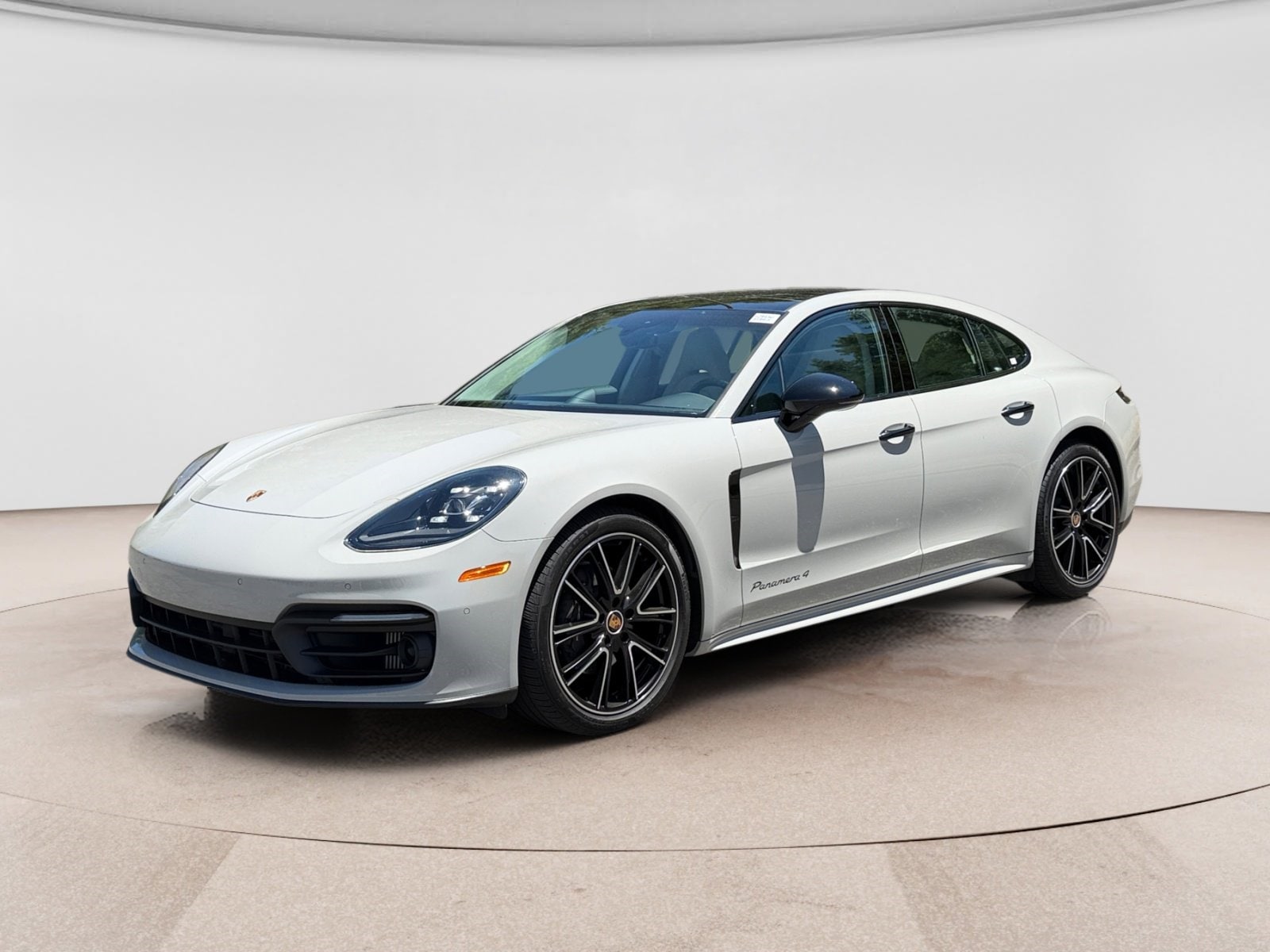 2023 Porsche Panamera 4's photo