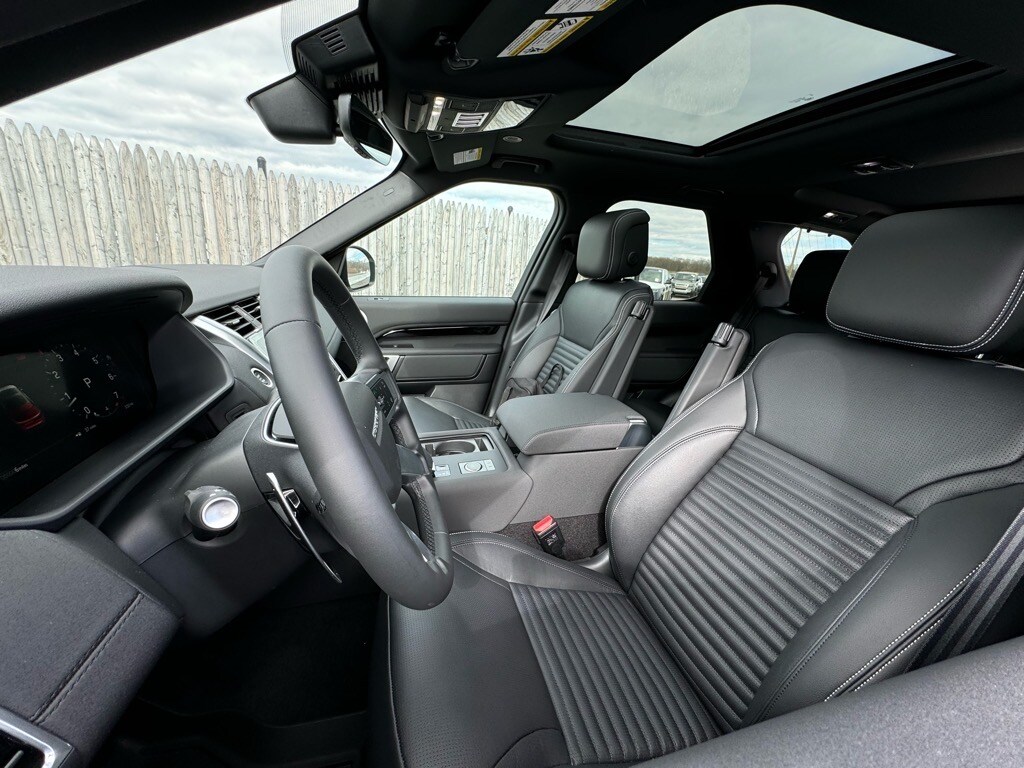 2025 Land Rover Discovery S photo 4